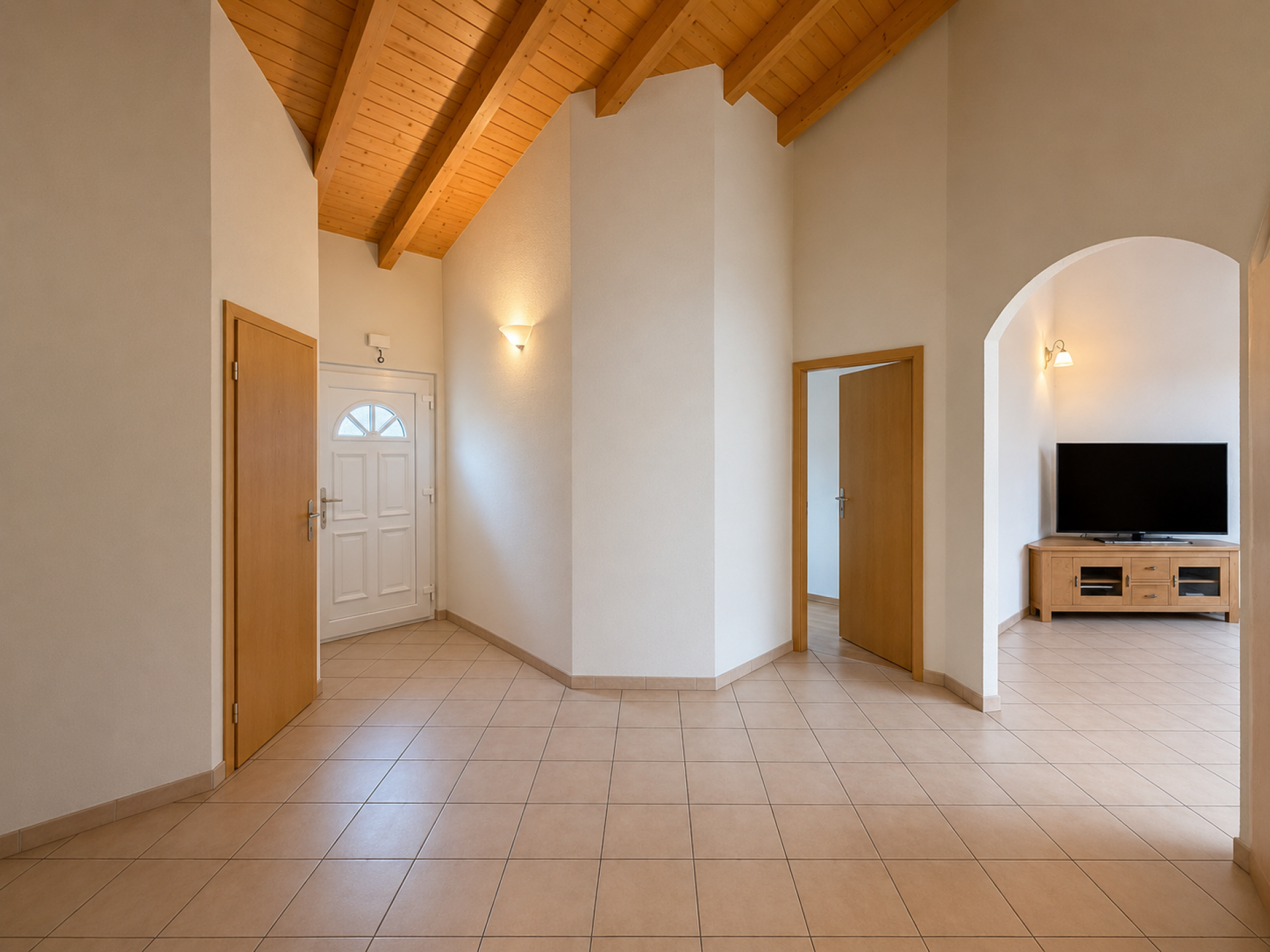Villa individuelle très spacieuse de 5.5 pcs à Saxon avec joli jardin