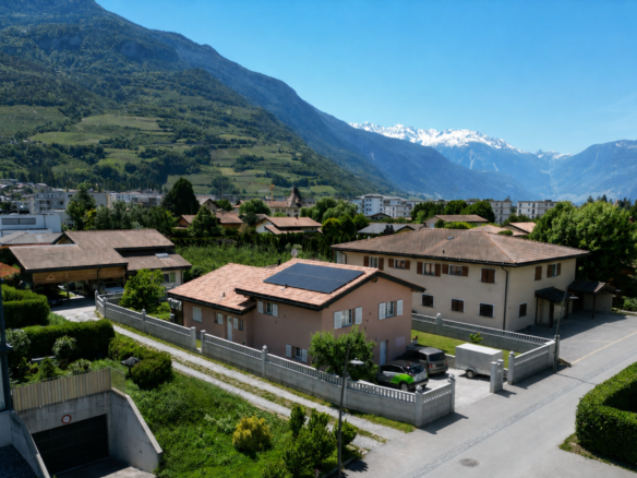 Villa individuelle très spacieuse de 5.5 pcs à Saxon avec joli jardin