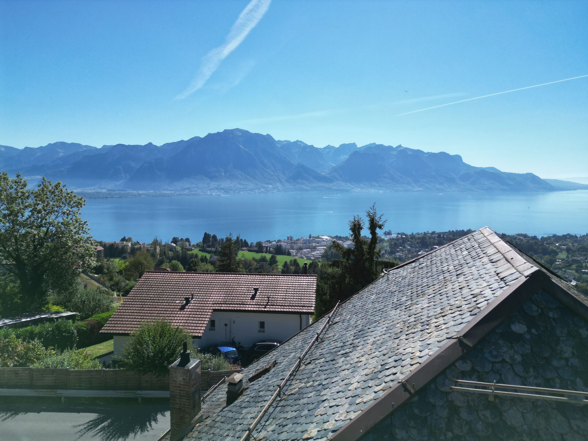 7c885ae5c7c32709446dde772f29db09 Historique grange rénovée à Chamby avec vue sur le lac et les montagnes